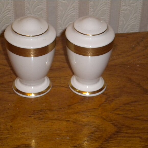 LENOX LOWELL SALT & Pepper  SHAKER BEAUTIFUL - Picture 1 of 3